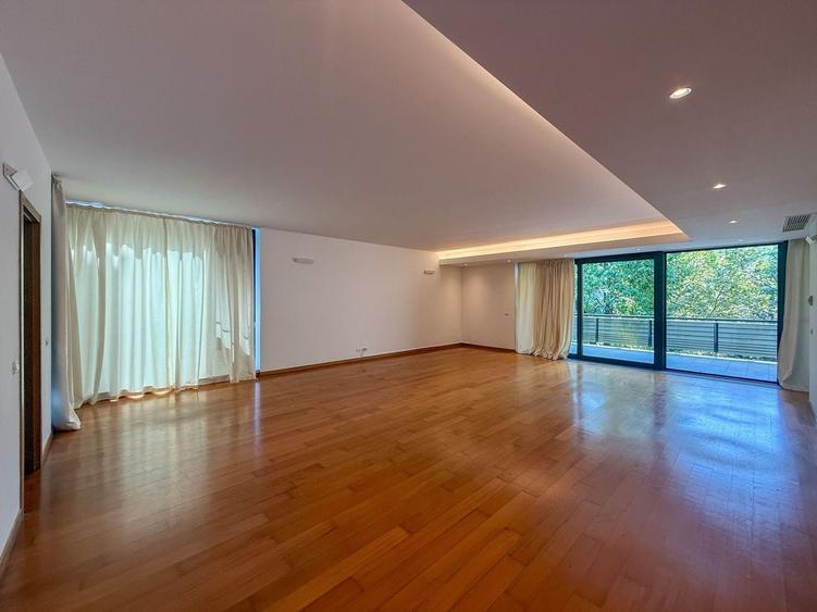 Apartament cu 3 camere semidecomandat, mobilat în Primăverii