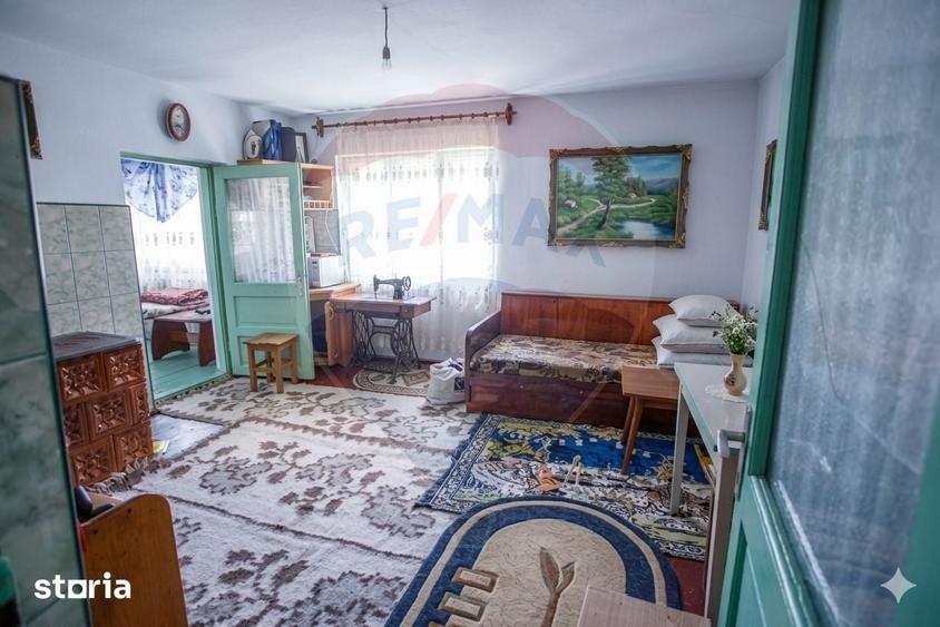Casă cu 6 camere decomandat cu Teren 1100 Mp în Borca