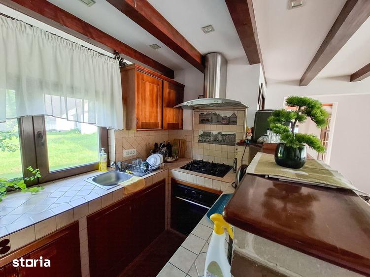Casă cu 10 camere cu Teren 1850 Mp în Sucevița