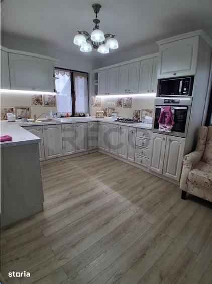 Casă cu 6 camere cu Teren 1073 Mp în Sânmartin