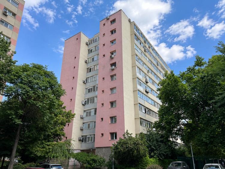 Apartament cu 3 camere decomandat în Iancului