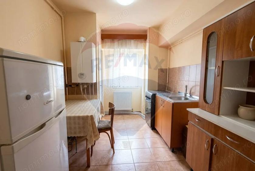 Apartament cu 3 camere decomandat în Est