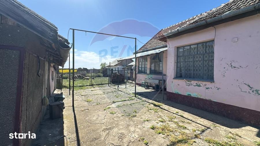 Casă cu 3 camere semidecomandat cu Teren 2241 Mp în Sânnicolau Român
