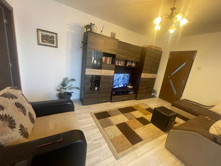 Apartament cu 3 camere semidecomandat, mobilat în Valea Rosie