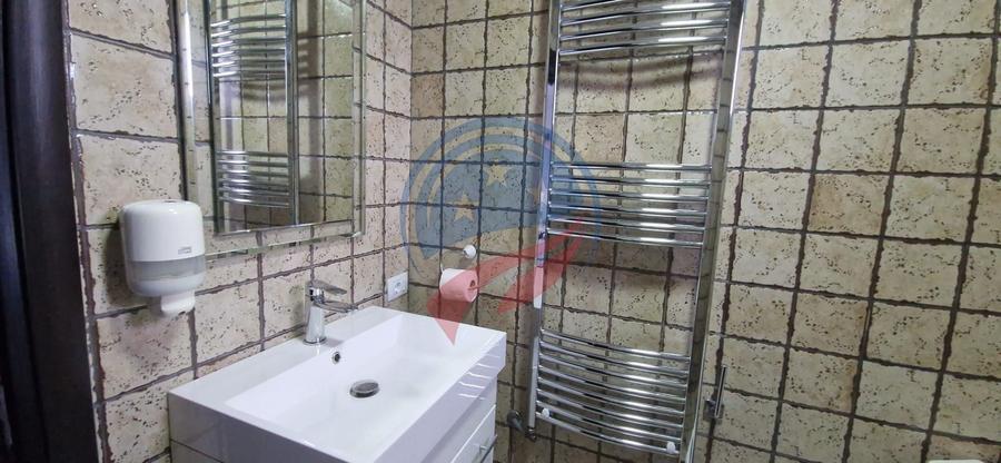 Casă individuală cu 8 camere cu Canalizare în Periferie