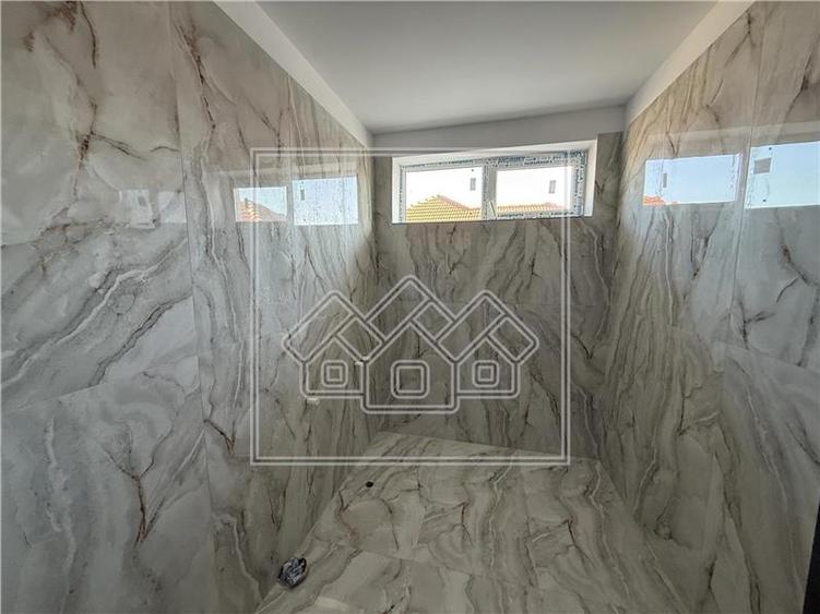 Duplex cu 5 camere cu Canalizare în Central