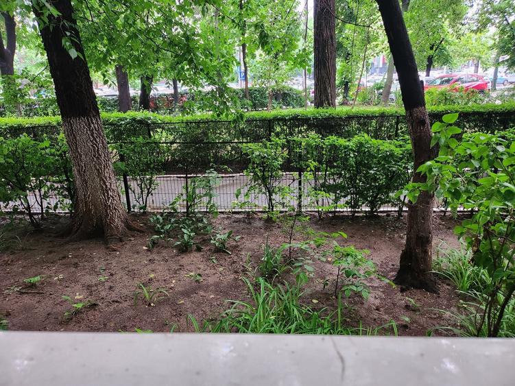 Apartament cu 3 camere semidecomandat în Cantemir