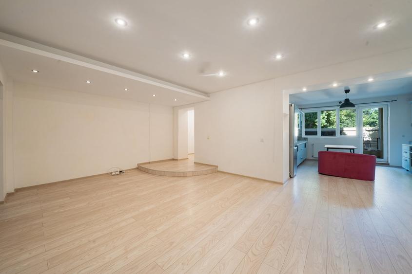 Apartament cu 3 camere semidecomandat, mobilat în Mihai Bravu