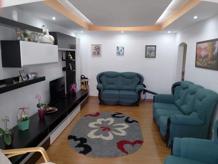 Apartament cu 3 camere decomandat în Central
