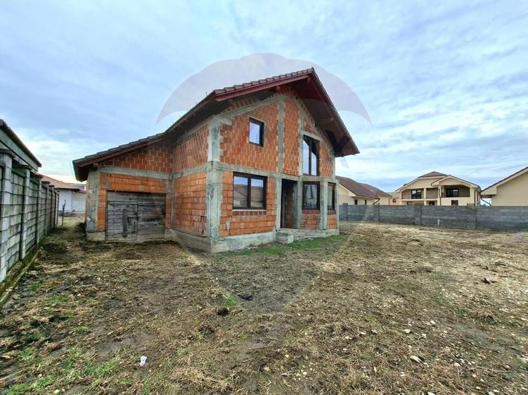 Casă cu 5 camere cu Teren 983 Mp în Vladimirescu