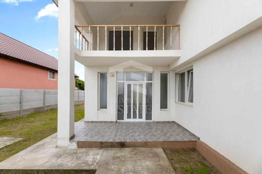 Casă individuală cu 8 camere cu Canalizare în Macea