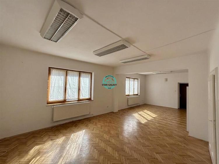 Casă individuală cu 8 camere cu Canalizare în Semicentral