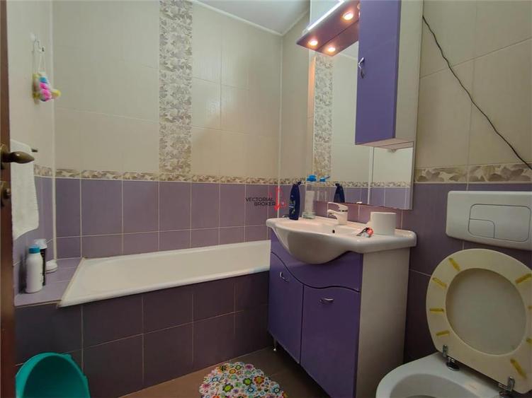Apartament cu 3 camere semidecomandat în 1 Decembrie 1918