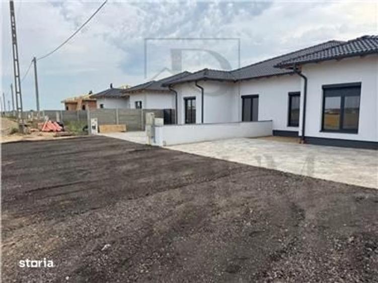 Casă cu 4 camere în Albina