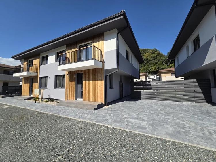 Duplex cu 4 camere cu Canalizare în Florești