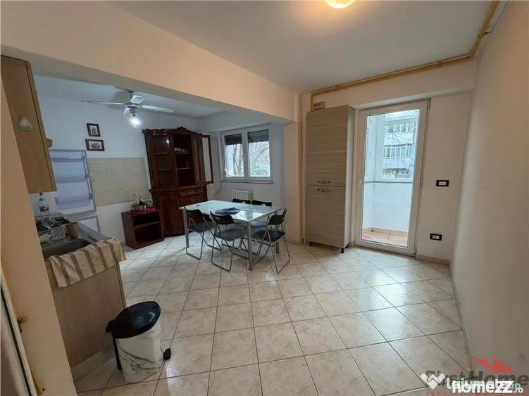 Apartament cu 4 camere decomandat în Central