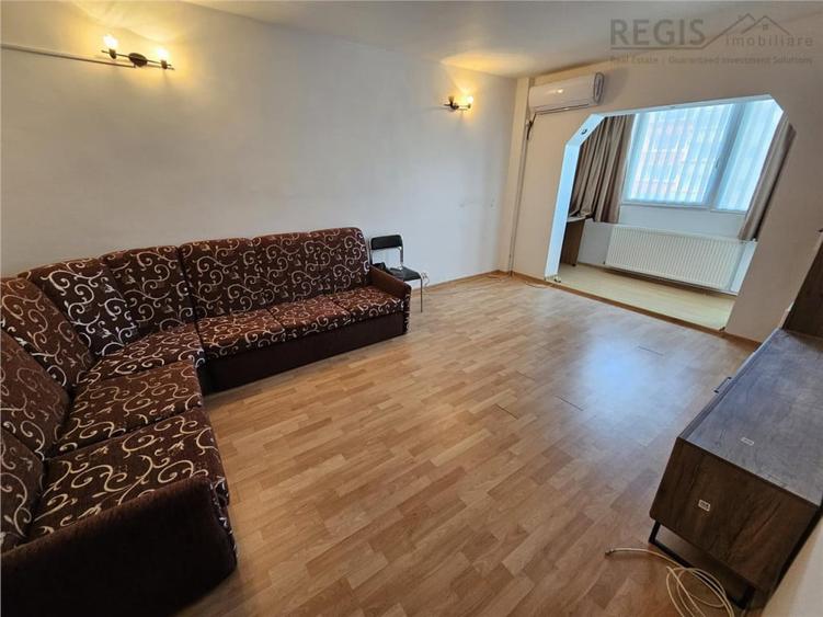 Apartament cu 4 camere decomandat în Calea București