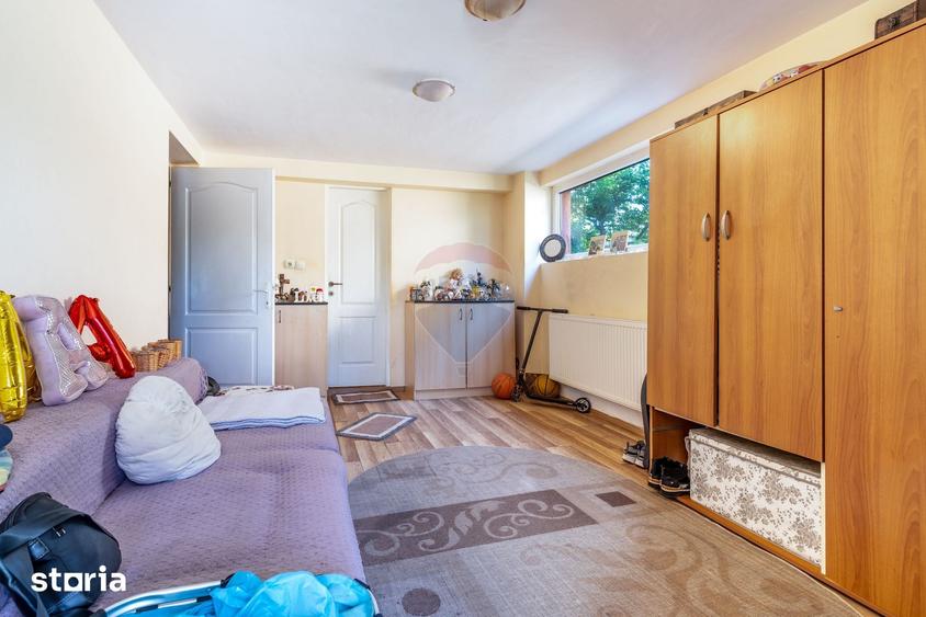 Casă cu 7 camere cu Teren 657 Mp în Gruia