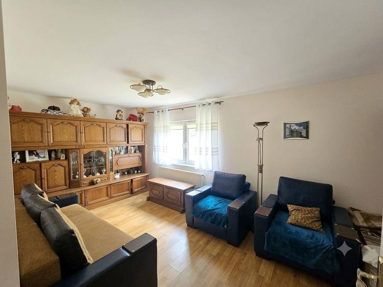 Apartament cu 4 camere semidecomandat în Orizont