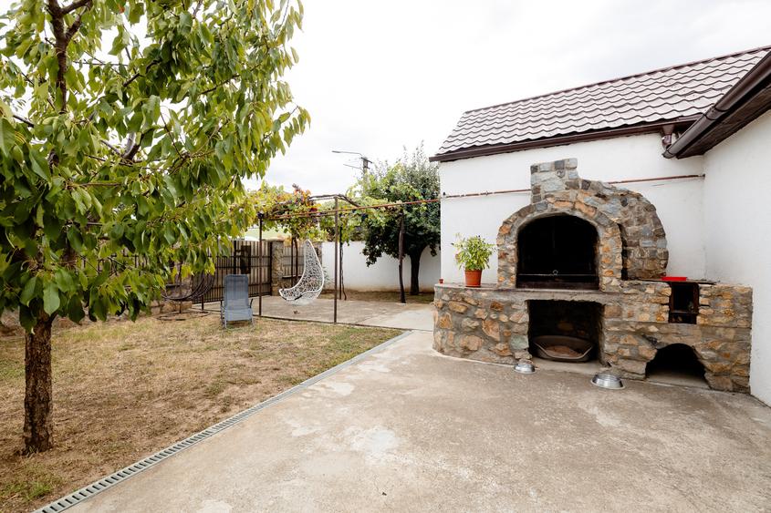 Casă individuală cu 6 camere cu Garaj în Sânnicolau Mic