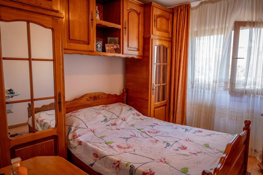 Apartament cu 3 camere decomandat în Onești