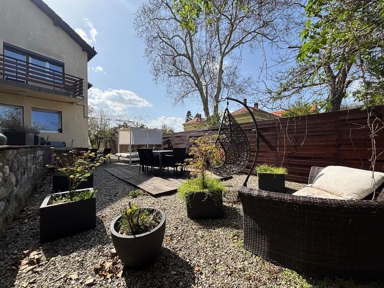 Casă individuală cu 6 camere cu Canalizare în Central