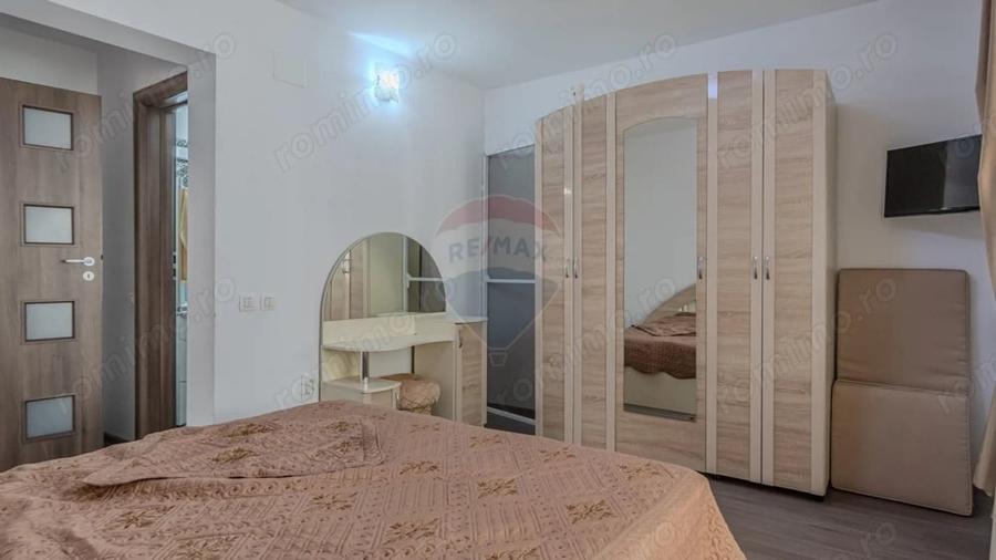 Casă cu 10 camere cu Teren 1074 Mp în Moieciu