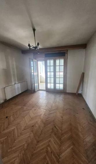 Apartament cu 7 camere decomandat în Complex Studențesc