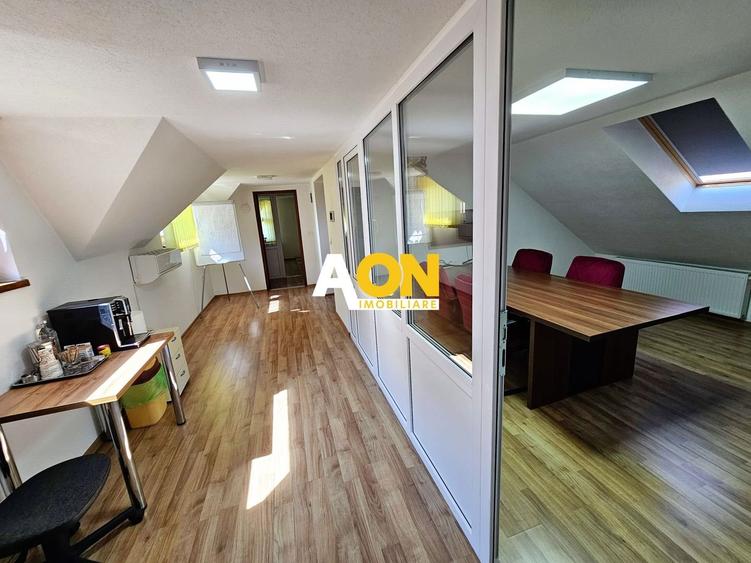 Casă individuală cu 9 camere cu Canalizare în Central