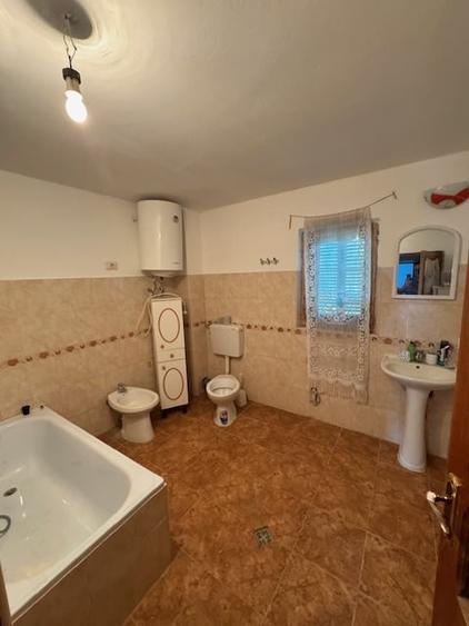 Casă individuală cu 5 camere cu Teren 900 Mp în Berești