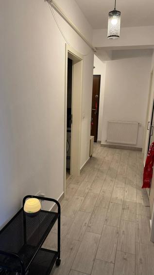 Apartament cu 3 camere decomandat în Tractorul