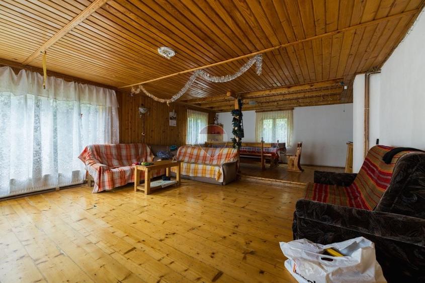 Casă individuală cu 7 camere cu Teren 1259 Mp în Bran