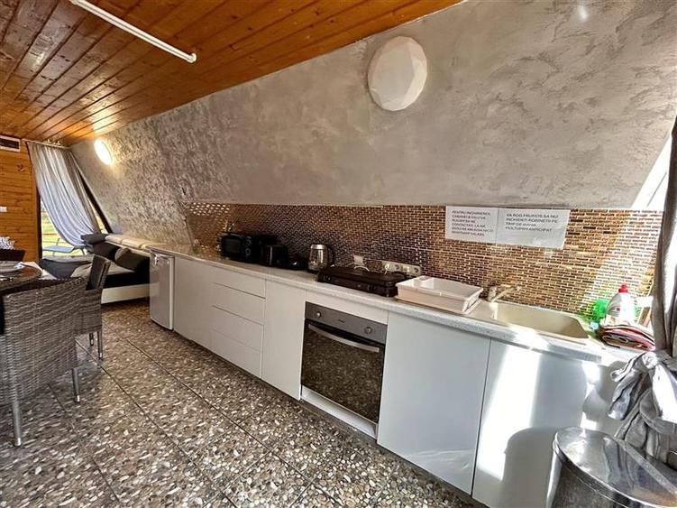 Casă individuală cu 4 camere cu Piscina în Predeluț