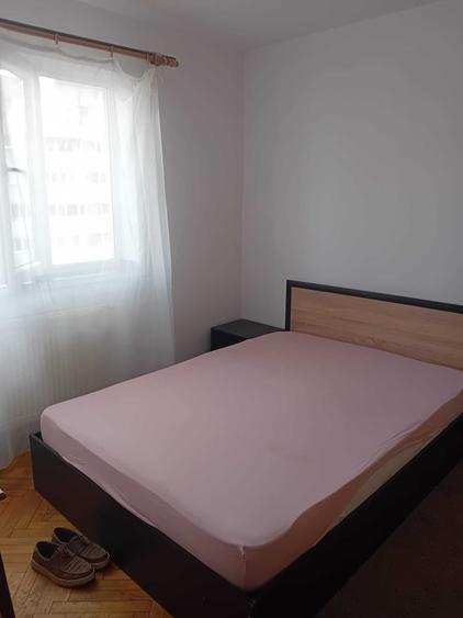 Apartament cu 3 camere decomandat în Craiovița Nouă
