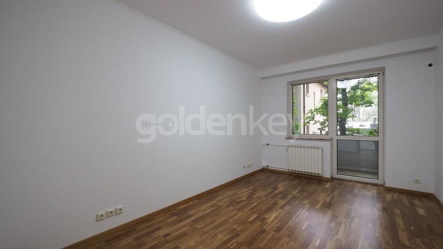 Apartament cu 9 camere decomandat în Aviatorilor