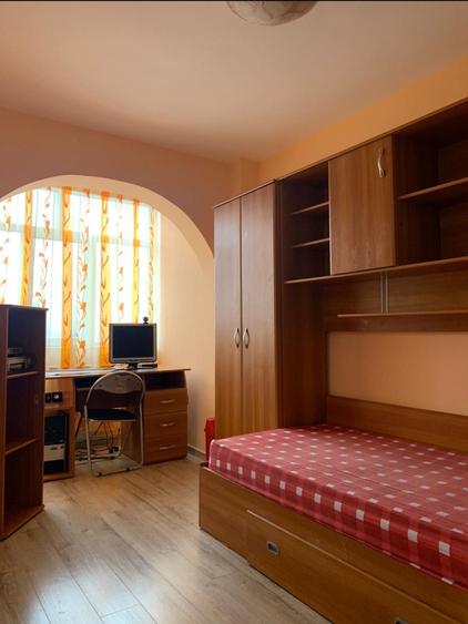 Apartament cu 3 camere decomandat în Romanești