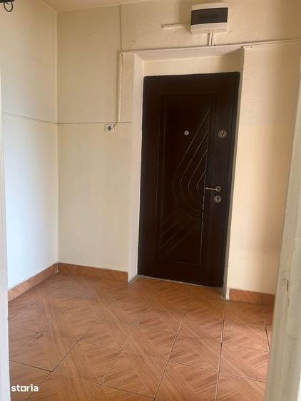 Apartament cu 3 camere semidecomandat în Militari