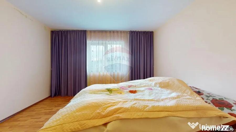 Casă cu 5 camere cu Teren 2633 Mp în Periferie