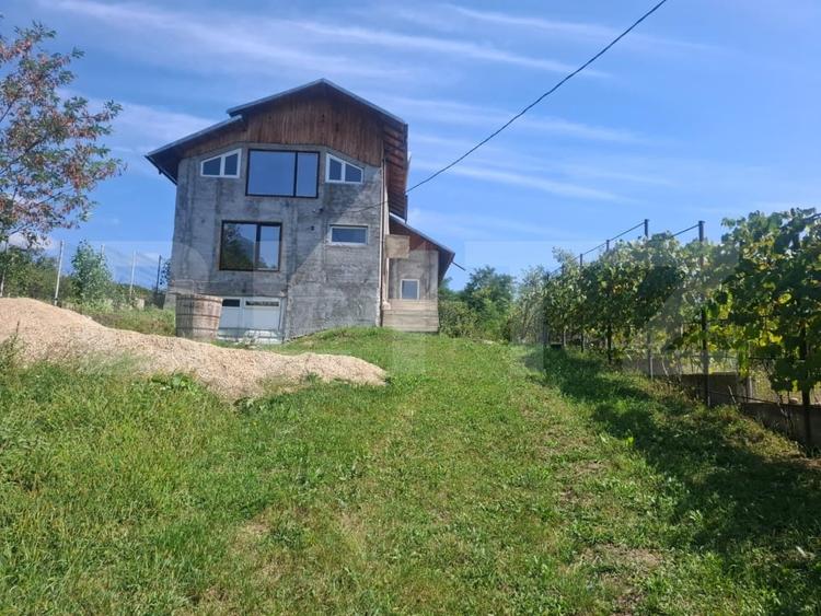 Casă individuală cu 6 camere cu Teren 1832 Mp în Glodeni
