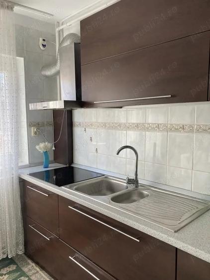 Apartament cu 3 camere semidecomandat în 1 Decembrie