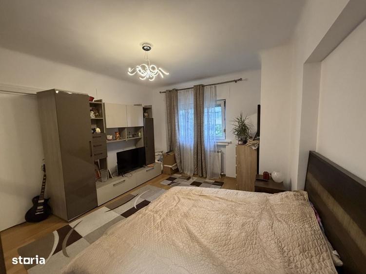 Apartament cu 3 camere semidecomandat în Gara de Nord
