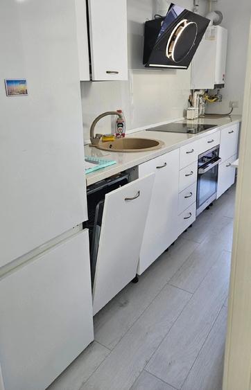 Apartament cu 2 camere decomandat în Apărătorii Patriei