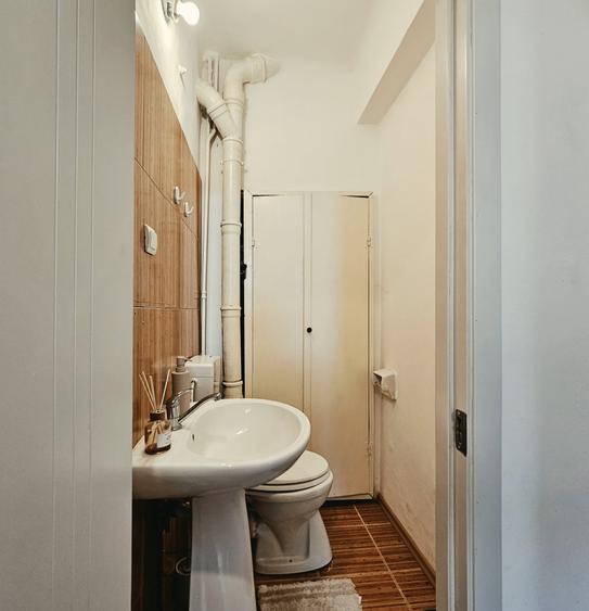 Apartament cu 3 camere semidecomandat în Dorobanți