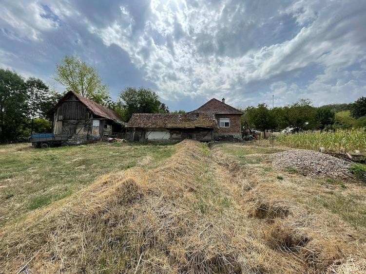 Casă cu 2 camere cu Teren 9300 Mp în Căbești