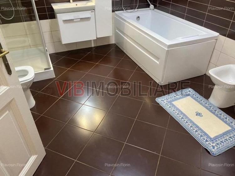 Casă cu 10 camere cu Teren 411 Mp în Lunei