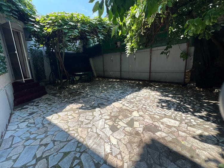 Casă individuală cu 8 camere cu Canalizare în P-ța Muncii