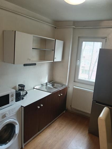 Apartament cu 2 camere semidecomandat în Podu Roș
