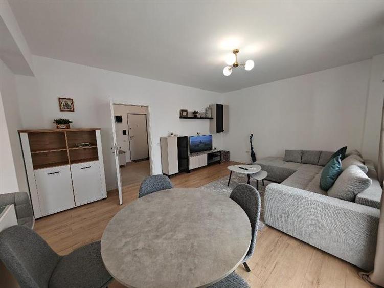 Apartament cu 3 camere decomandat, mobilat în Tractorul