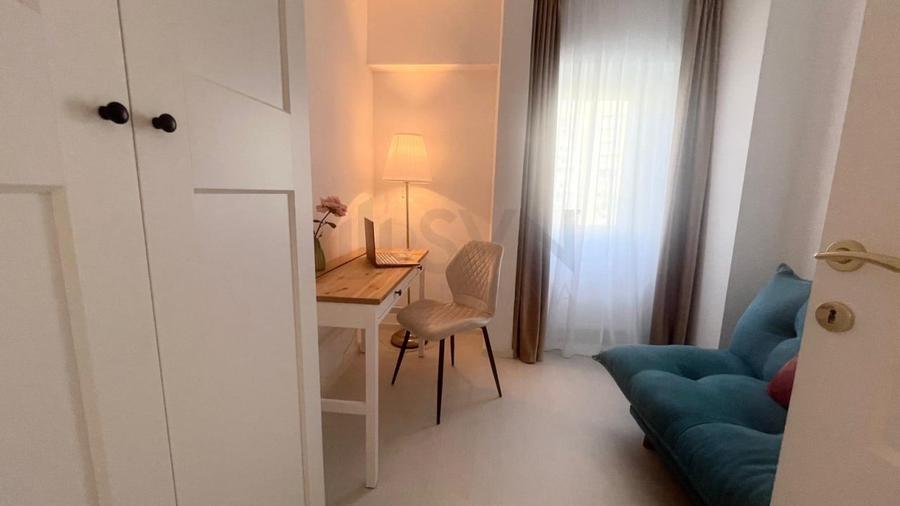 Apartament cu 3 camere semidecomandat, mobilat în Tineretului