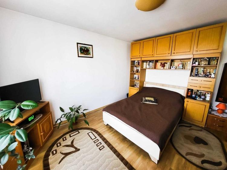 Apartament cu 3 camere semidecomandat în Coman